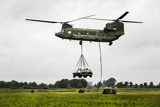 Chinook-dropt-last-met-twee-lsv